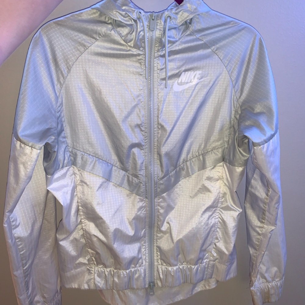 Women’s Nike Windbreaker.